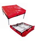 rote Abdeckplane, die einen Trainingstisch schützt - einmal stehend einmal zerlegt