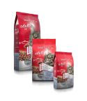 drei rote Futtersäcke mit Fotos vom Futter und braun getigerter Katze, auf der Verpackung stehen die jeweiligen Produktinformationen