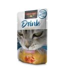 weißer Futterbeutel mit getigerter Katze, die das Futter aus einer Schale leckt, auf der Verpackung stehen die Produktinformationen