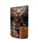 schwarzer Futterbeutel mit orangen Details und brauner Katze, auf der Verpackung stehen die Produktinformationen