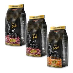 drei schwarze Futtersäcke mit goldenen Details und Fotos vom Futterinhalt, auf der Verpackung stehen die jeweiligen Produktinformationen