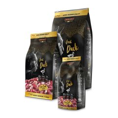 schwarze Futtersäcke in drei Größen mit goldenen Details, Enten-Stückchen und schwarz-weißer Katze, auf allen Packungen stehen die jeweiligen Produktinformationen