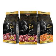 drei Futtersäcke mit Fotos vom Futterinhalt, auf der Verpackung stehen die jeweiligen Produktinformationen