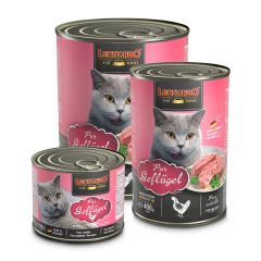schwarze Futterdosen in drei Größen mit rosa Details, Futterinhalt und grauer Katze, auf den Futterdosen stehen die jeweiligen Produktinformationen