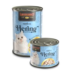 schwarze Futterdosen in zwei Größen mit hellblauen Details, Futterinhalt und weißer Katze, auf den Futterdosen stehen die jeweiligen Produktinformationen