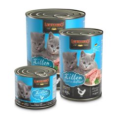 schwarze Futterdosen in drei Größen mit blauen Details, Futterinhalt und grauen Babykatzen, auf den Futterdosen stehen die jeweiligen Produktinformationen