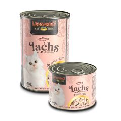 schwarze Futterdosen in zwei Größen mit rosa Details, Futterinhalt und weißer Katze, auf den Futterdosen stehen die jeweiligen Produktinformationen