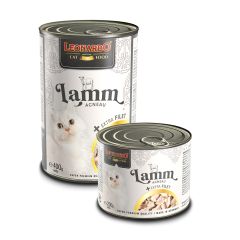weiße Futterdosen in zwei Größen mit grauen Details, Futterinhalt und weißer Katze, auf den Futterdosen stehen die jeweiligen Produktinformationen