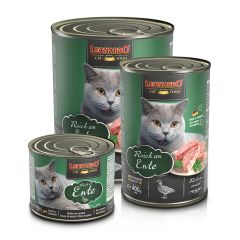 schwarze Futterdosen in drei Größen mit grünen Details, Futterinhalt und grauer Katze, auf den Futterdosen stehen die jeweiligen Produktinformationen