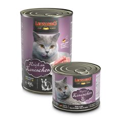 schwarze Futterdosen in zwei Größen mit lila Details, Futterinhalt und grauer Katze, auf den Futterdosen stehen die jeweiligen Produktinformationen