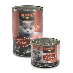 schwarze Futterdosen in zwei Größen mit braunen Details, Futterinhalt und grauer Katze, auf den Futterdosen stehen die jeweiligen Produktinformationen