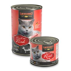 schwarze Futterdosen in zwei Größen mit orangen Details, Futterinhalt und grauer Katze, auf den Futterdosen stehen die jeweiligen Produktinformationen