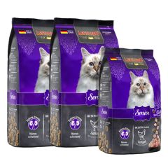 zwei große lila Futtersäcke nebeneinander aufgestellt mit einem kleinen Futtersack davor, auf der Verpackung stehen die Produktinformationen